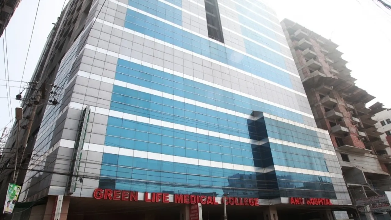 রাজধানীর গ্রীন লাইফ হাসপাতালে অগ্নিকাণ্ড