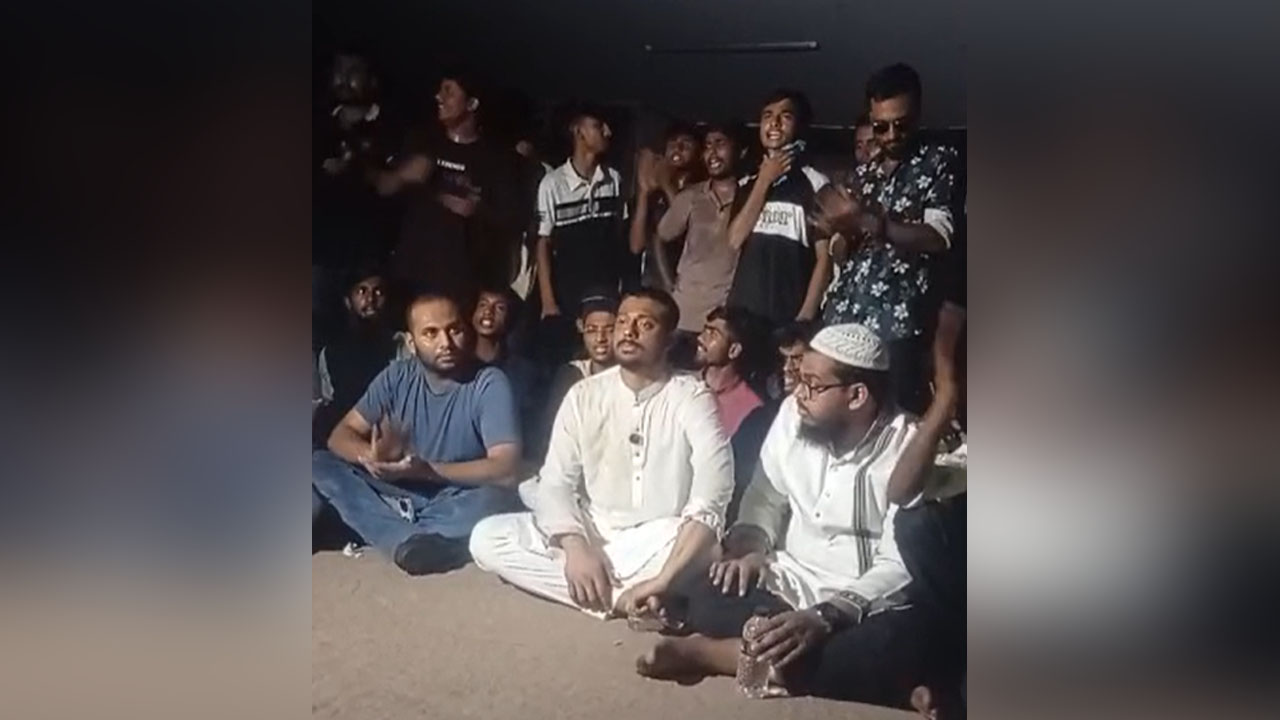 মামলা না নেওয়ায় থানার সামনে নাসীরুদ্দীন পাটওয়ারীর অবস্থান