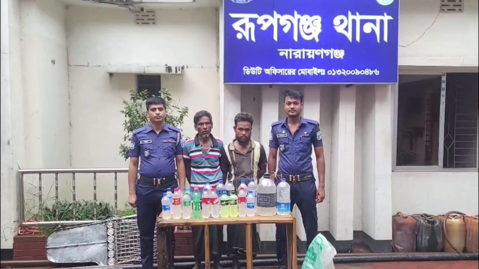 রূপগঞ্জে চোলাই মদসহ দুই মাদক ব্যবসায়ী গ্রেপ্তার
