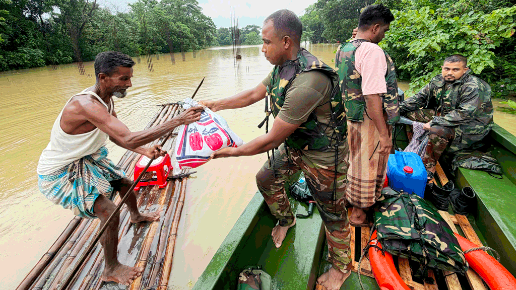 ফটিকছড়ির বন্যাদুর্গত মানুষের পাশে বাংলাদেশ সেনাবাহিনী, দুর্গম এলাকায় ত্রাণ বিতরণ