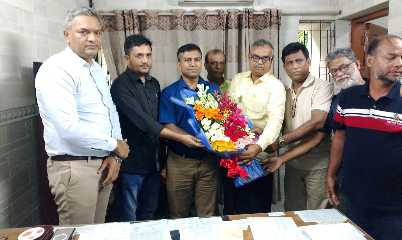 রূপগঞ্জ পূর্ব সাব-রেজিস্ট্রার আহমেদ রাকিব উল মান্নানকে বিদায় সংবর্ধনা